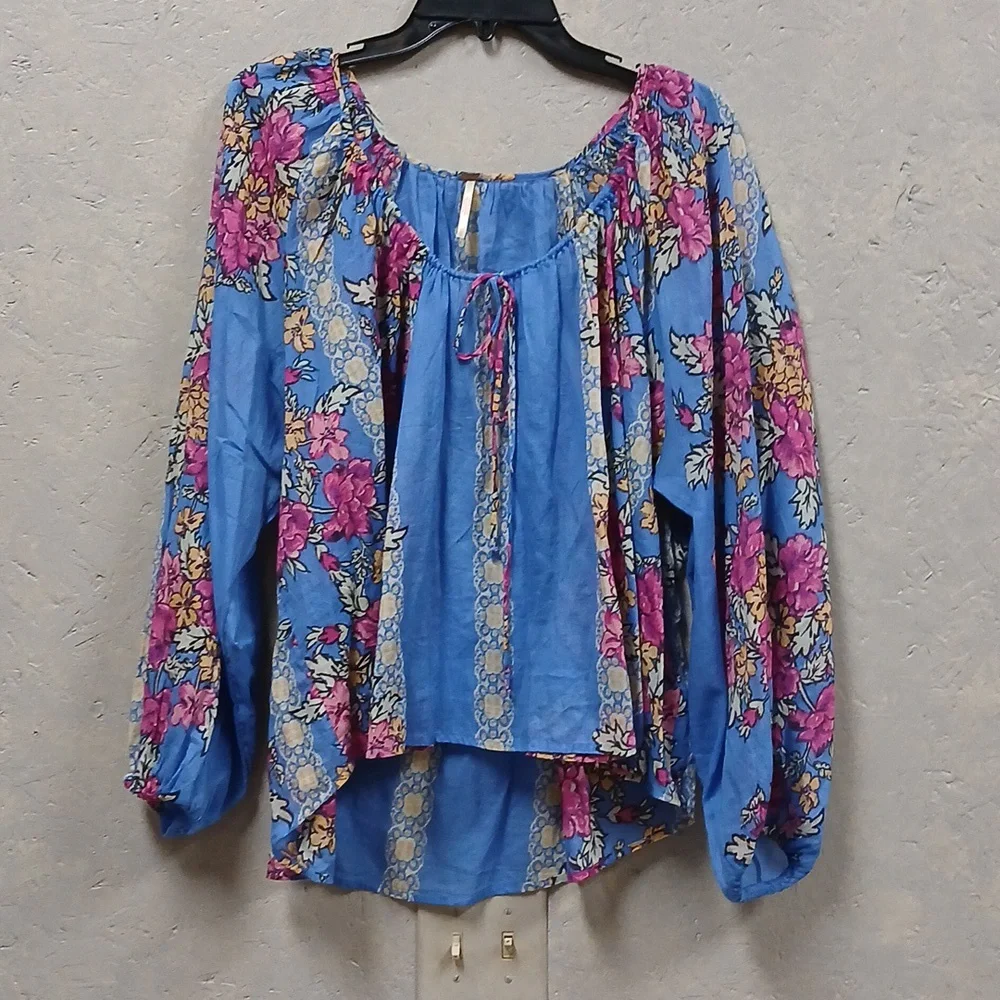 Free People Elena Size Medium Blue and Pink Floral Flowy Top Lightweight FINAL - Picture 3 of 7